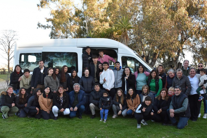 RODRÍGUEZ ENTREGÓ UN MINIBÚS PARA GARANTIZAR EL ARRAIGO DE ESTUDIANTES RURALES