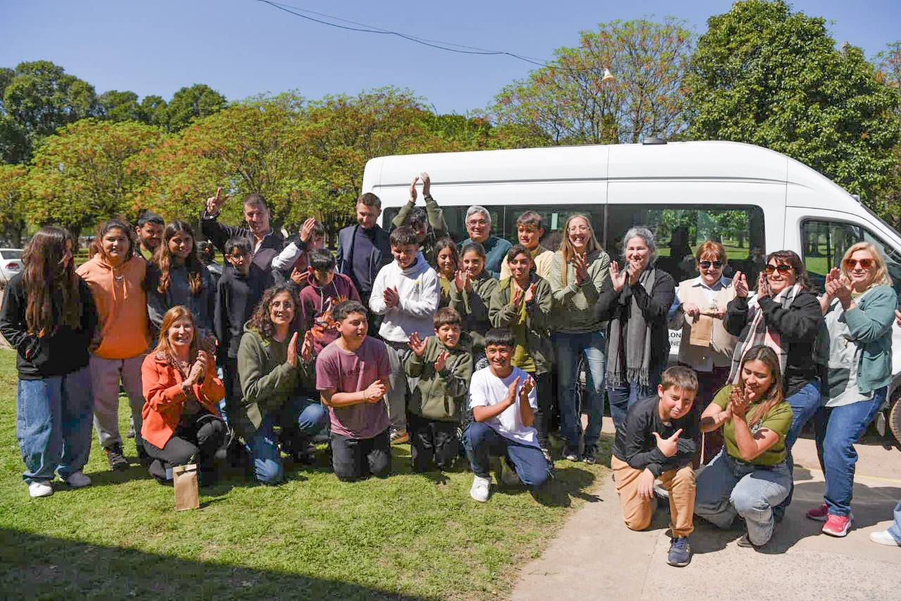 JAVIER RODRÍGUEZ ENTREGÓ MINIBUSES EN ALEM Y CHIVILCOY PARA FORTALECER LA EDUCACIÓN AGRARIA